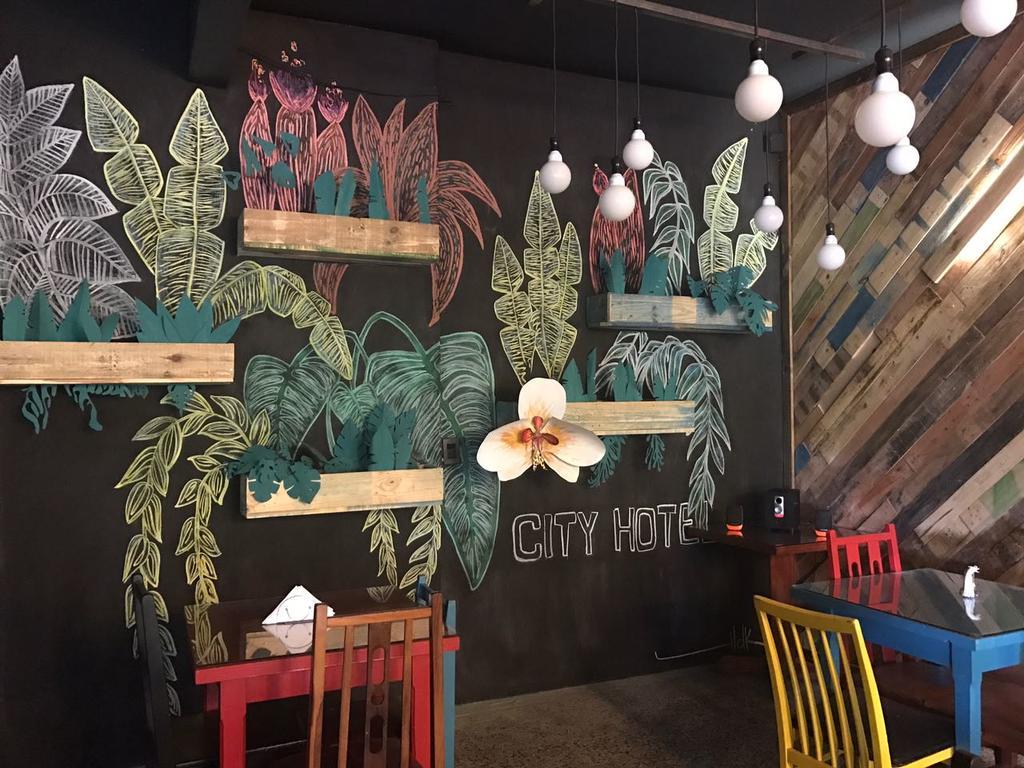 City Hotel 波萨达斯 外观 照片