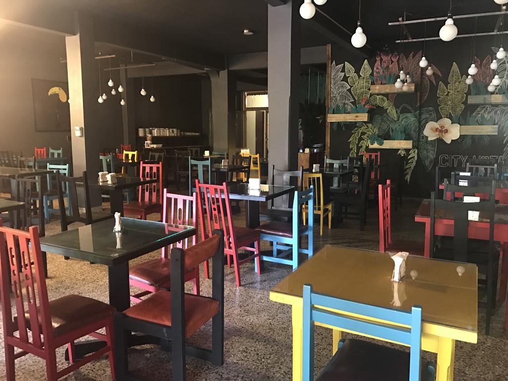 City Hotel 波萨达斯 外观 照片